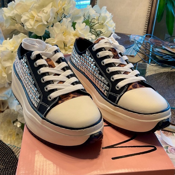 New Wild Pair Highfive Lace-Up Low-Top Sneakers - Size 8 - Picture 6 of 9